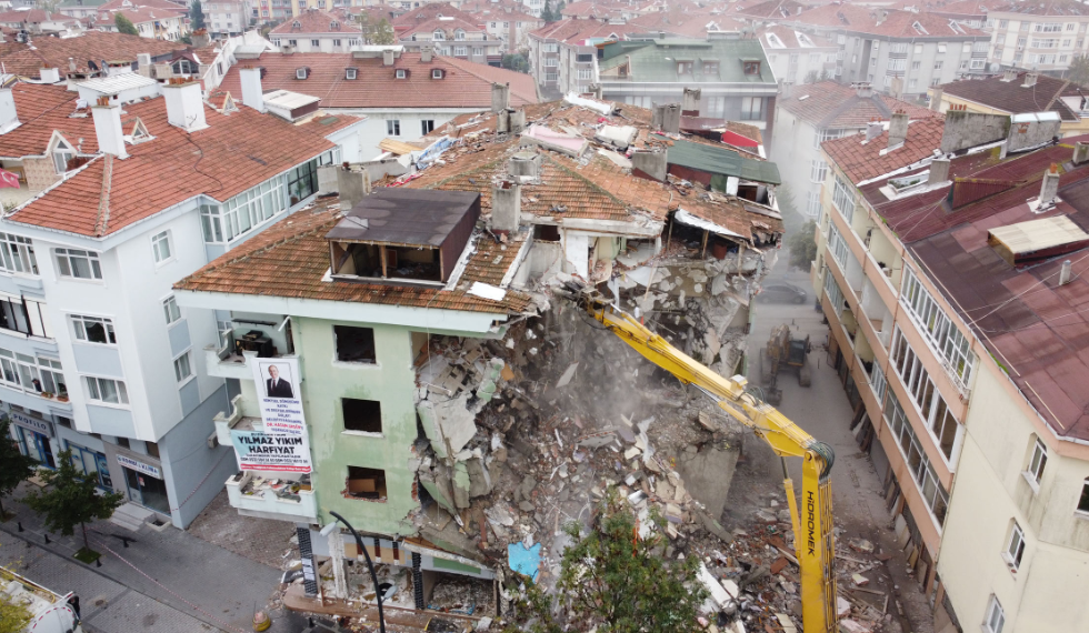 5.8’lik İstanbul depreminde hasar oluşan 8 bina yıkıldı